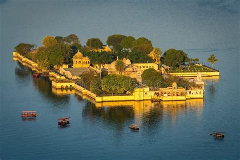 Le Jag Mandir: Un Palais Flottant sur les Eaux Lumineuses du Lac Pichola !