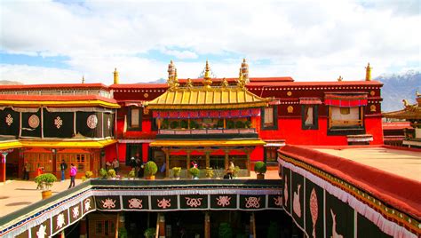 Le Jokhang Temple: Une Oasis Spirituelle au Coeur Vibrant de Lhasa !