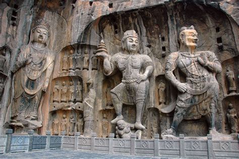  Le Longmen Grottoes : Un Musée Sculpté dans la Roche !