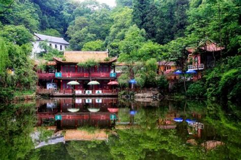  Le Mont Qianling : Un Oasis de Paix et de Splendeur Naturelle à Guiyang !