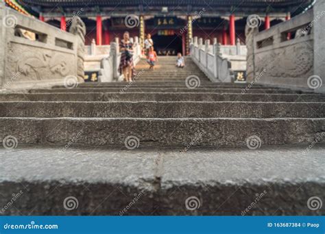 Le Temple de Huashan, un joyau architectural niché dans la montagne!