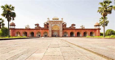  Le Tombeau de Akbar le Grand: Une Ode à l'Amour et à la Splendeur!