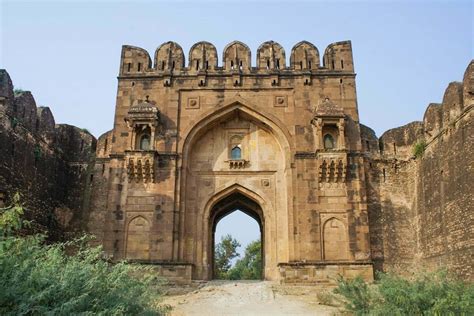  Le Rohtas Fort: Un trésor architectural oublié dans les montagnes du Pakistan !