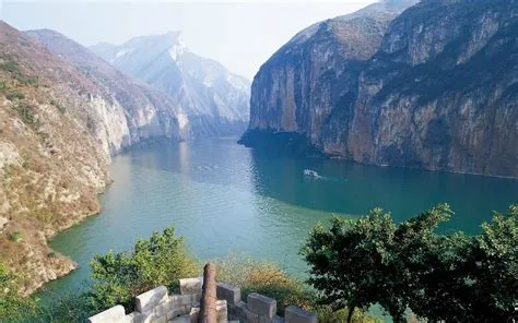 Les Trois Gorges de Xiling: Un spectacle majestueux sculpté par le temps et la nature !